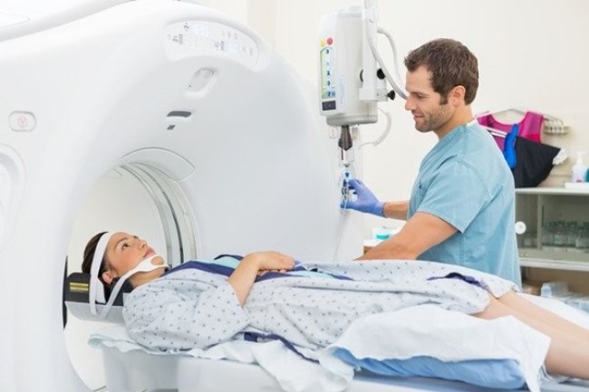 Положение пациента на столе аппарата во время сканирования