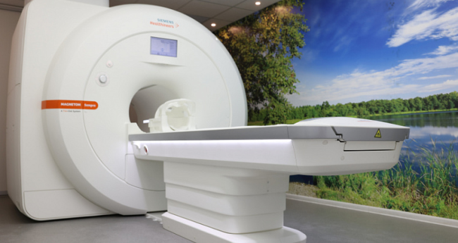 Кабинеты МРТ в некоторых клиниках имеют оформление, помогающее пациенту расслабиться