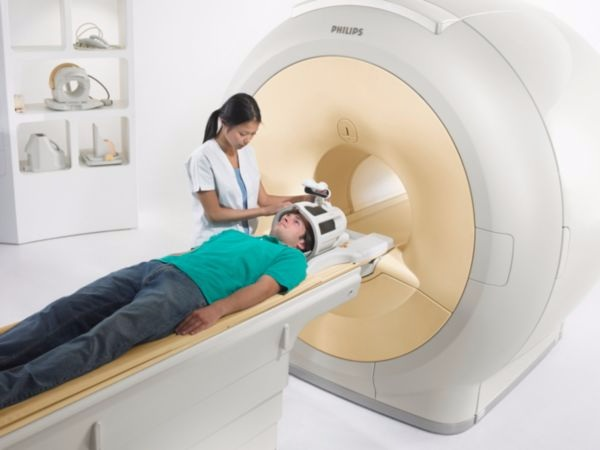  Положение пациента на кушетке аппарата во время выполнения МРТ головного мозга