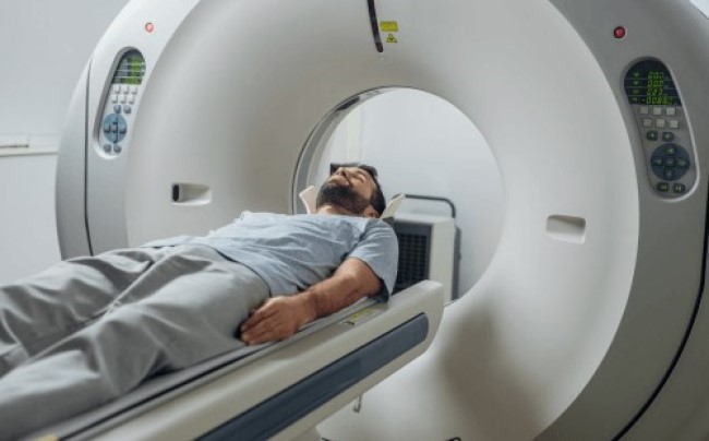 Положение пациента на столе томографа при проведении денситометрии