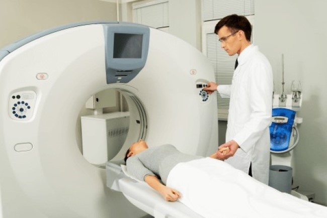Положение пациента на столе томографа во время сканирования сердца