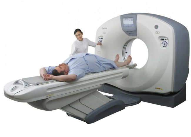 Во время сканирования поза пациента зависит от того какие части тела предстоит обследовать и целей, поставленных перед врачом